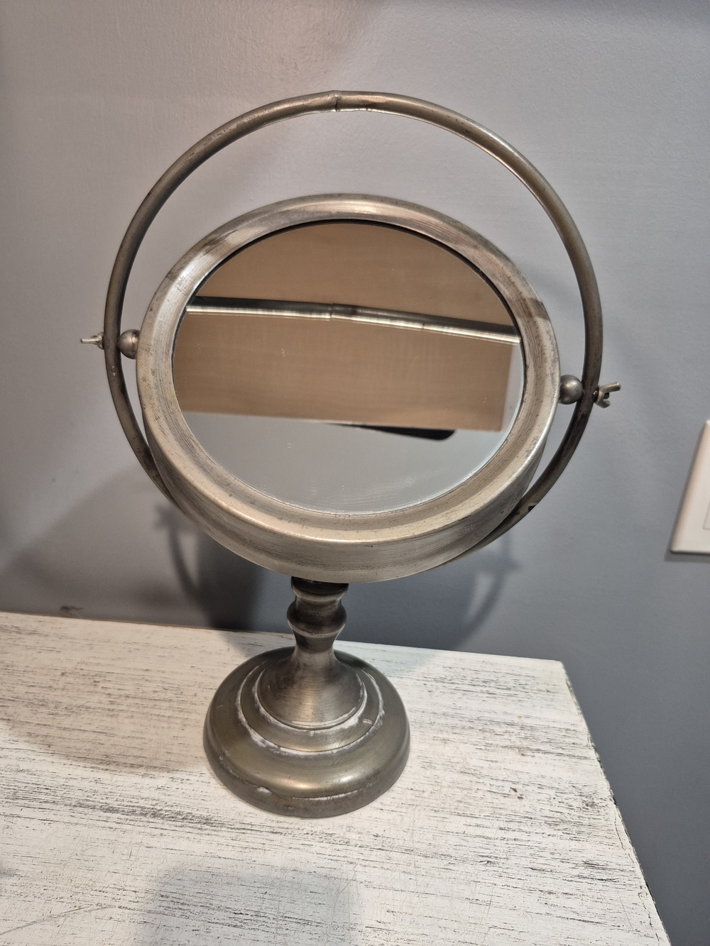 Vintage-Style Round Tiltable Vanity Mirror in Aged Bronze Excellent Condition - Picture 4 of 10